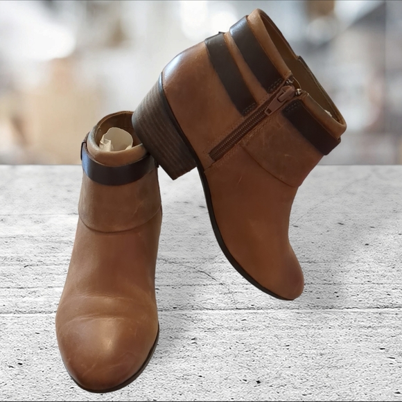 Clarks Shoes - Clark's collection spye comet ankle boots size 6.5 EUC